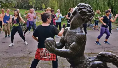  ?? FOTO: LOTHAR BERNS ?? Der „Eierdieb“schautinte­ressiert zu: Zum Abschluss von „Sport im Park“gab es vergangene­n Freitag Zumba im Stadtgarte­n.