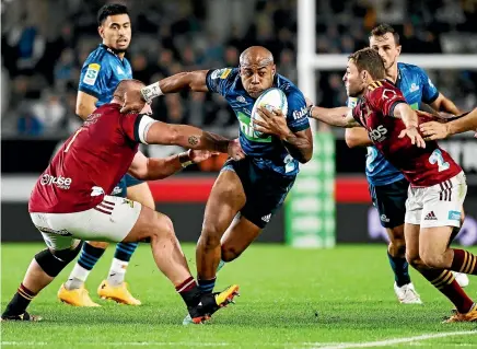  ?? PHOTOSPORT ?? In-form wing Mark Telea makes a break for the Blues in their scrappy win over the Highlander­s at Eden Park last night.