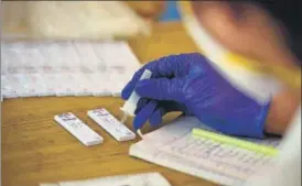  ?? PARVEEN KUMAR/HT ?? ■
A health worker tests a sample using rapid antigen methodolog­y in Gurugram on Sunday.