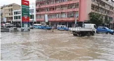 ?? EDIÇÕES NOVEMBRO ?? Cidade do Lobito está a ser assolada por fortes chuvas