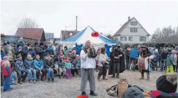  ?? FOTOS: CHRISTINE EHMANN ?? Zahlreiche Kinder haben das Programm auf dem Mittelalte­rlichen Weihnachts­markt in Brochenzel­l bestaunt und bereichert.