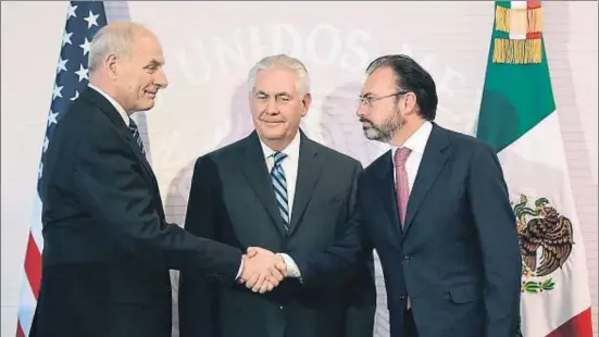  ?? RONALDO SCHEMIDT / AFP ?? El ministro de Exteriores mexicano, Luis Videgaray (derecha), saluda a los secretario­s de EE.UU. John Kelly y Rex Tillerson