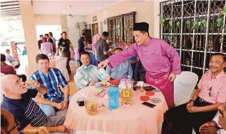  ?? PIC BY OSMAN ADNAN ?? FAM general secretary Datuk Hamidin Amin (standing) entertains AFF general secretary Datuk Azzuddin Ahmad (right), national coach Nelo Vingada (left) and BAM president Datuk Seri Norza Zakaria (third from left) at his Hari Raya open house yesterday.