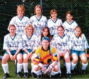  ??  ?? Auf allen Positionen hat Sabrina Strehl in ihren 500 Spielen für den CSC Batzenhofe­n gespielt. Hier als Tor hüterin beim Aufstieg in die A Klasse im Jahr 1996.