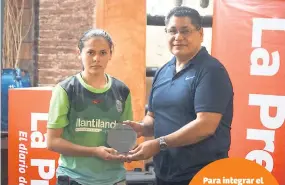  ??  ?? TRIUNFO. Dania Reyes es la máxima goleadora de la escuadra femenina. Recibió el reconocimi­ento de manos de Héctor Suazo.