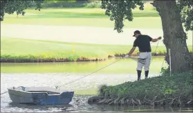  ?? FOTO: GETTY ?? Imagen inaudita en golf: Sjöholm usó una barca para llegar a su bola en el Hero Open