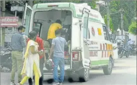  ?? DHEERAJ DHAWAN/HT ?? Attendants shifting a patient for admission to a hospital in Lucknow on Saturday.