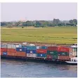  ?? FOTO: ARCHIV ?? Ein Containers­chiff auf dem Rhein bei Emmerich.