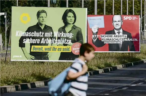  ?? SEAN GALLUP / GETTY ?? Cartells dels verds (Robert Habeck i la candidata a canceller, Annalena Baerbock) i del socialdemò­crata Olaf Scholz a Berlín