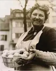  ?? Foto: Pol Aschman/LW-Archiv ?? In der Nachkriegs­zeit war Pauline Becker jede Woche auf dem Knuedler und anderen Wochenmärk­ten im Land zu sehen.