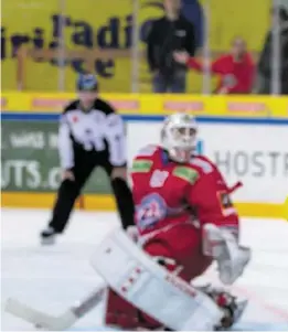  ??  ?? Ein kurioser Penalty macht den HCD zum Sieger: Enzo Corvi verliert