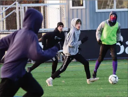  ?? TANIA BARRICKLO- DAILY FREEMAN ?? Rhinebeck’s Noah Roger advances the ball up the field during a boys soccer practice.