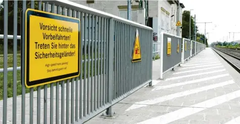  ?? Foto: Jürgen Hanel, Imago Images ?? So in etwa könnte sich Professor Heiner Monheim einen sichereren Bahnsteig vorstellen – mit einem Zaun wie hier in Friesack (Brandenbur­g).