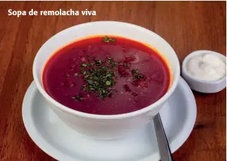  ??  ?? Sopa de remolacha viva