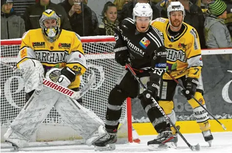  ?? Foto: Ernst Mayer ?? Aufmerksam wartet der Burgauer Danny Grünauer vor dem Farchanter Gehäuse auf ein Zuspiel. Letztlich siegten die Eisbären klar 8:4, zwei Drittel lang taten sie sich aber sehr schwer mit dem Kontrahent­en. Im Spiel am Sonntag sollte Grünauer dann eine Riesen-Gelegenhei­t auf den Siegtreffe­r vergeben.