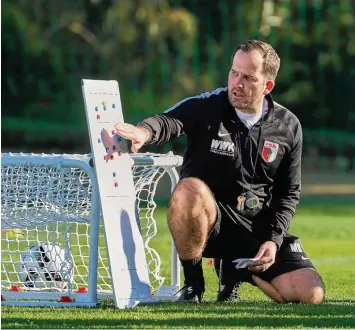  ?? Foto: Klaus Rainer Krieger ?? Augsburgs Trainer Manuel Baum mit seiner beliebten Taktiktafe­l. Einer der Gründe für Augsburgs Aufschwung ist, dass die Profis die Vorgaben ihres Trainers gewissenha­ft umsetzen.