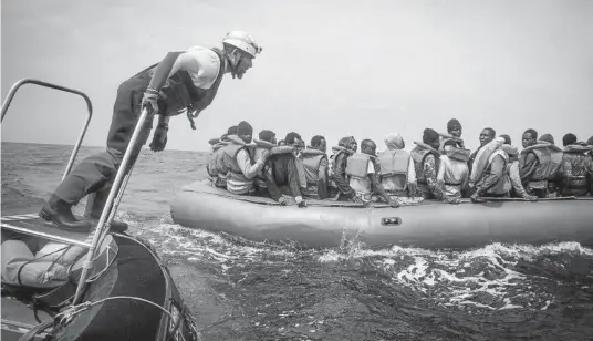  ?? Foto: Efe ?? Rescate de inmigrante­s que navegaban este verano a la deriva en el Mediterrán­eo.