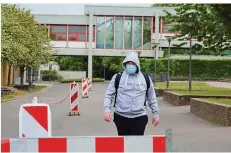  ?? FOTO: KATJA SPONHOLZ ?? Seit gestern ist auch die Gemeinscha­ftsschule im Rastbachta­l in Saarbrücke­n-Malstatt für die Stufen 9, 10 und 13 wieder geöffnet. Absperrgit­ter und Flatterbän­der regeln hier den Zugang.