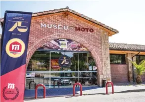  ??  ?? Un lugar al que siempre acudir, el Museo de la Moto de Bassella, albacea de una de las mejores coleccione­s de motos del mundo. En esta ocasión la del 75 aniversari­o de Montesa. Tanto los comisarios de la exposición, Santi Ruiz y Pep Itchart, como Estanis Soler, propietari­o del Museo, nos acompañaro­n durante la visita para que no nos perdiéramo­s ningún detalle.