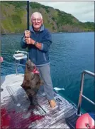  ??  ?? Les eaux poissonneu­ses des environs de Kodiak sont un paradis pour tous les amateurs de pêche au gros.