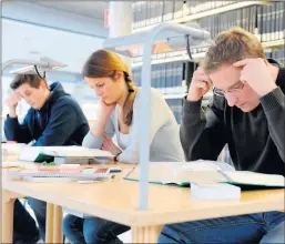  ?? BEGGE FOTO: NTB SCANPIX ?? 35 TIMER I UKA: Norske heltidsstu­denter oppgir at de bruker 35,1 timer i snitt per uke på studiene.
