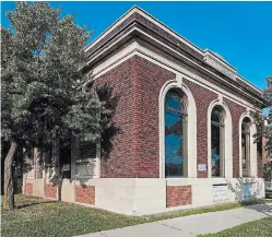  ?? FRANCIS FOUGERE PHOTO ?? A hydro substation at the corner of King and Spadina was designed with beautiful Romanesque windows that have since been bricked in for security reasons.