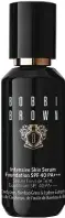  ??  ?? Bobbi Brown Intensive Skin Serum Foundation. Ab Oktober, in 16 Nuancen. 65,50 €