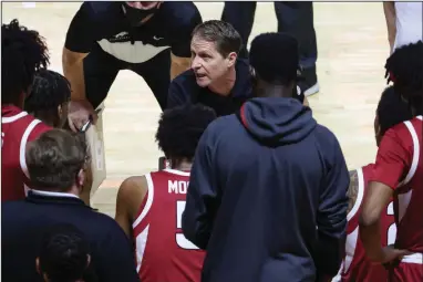  ??  ?? Arkansas Coach Eric Musselman talks with his team during a timeout in the Razorbacks’ loss to No. 9 Tennessee on Wednesday night in Knoxville, Tenn. Musselman called tonight’s game in Fayettevil­le against Georgia “very important.”
(AP/USA Today/Randy Sartin)