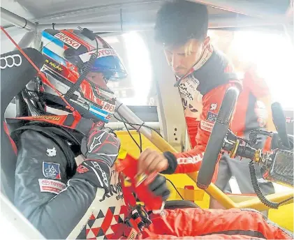  ?? @TOYOTAGAZO­ORACING_ARG ?? Dupla. Rossi asiste a López. Ambos serán una atracción en la prueba de mañana.