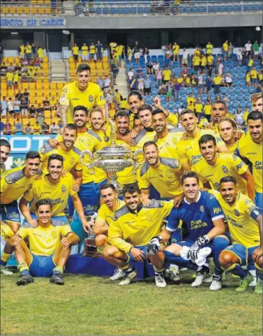  ??  ?? VENCEDORES. El equipo alzó el trofeo ante el público gaditano, que celebró su triunfo ante el Málaga.