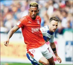  ??  ?? TUSSLE: Rajiv van la Parra in action with Reading’s Roy Beerens