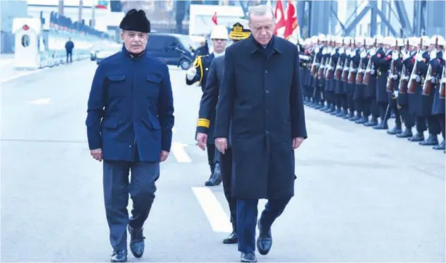  ?? Twitter photo ?? ↑
Shahbaz Sharif (left) and Turkish President Tayyip Erdogan inspect the guard of honour in Istanbul on Friday.