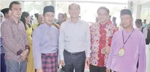  ??  ?? Gambar atas MADIUS (tengah), Azhar (dua kiri) dan Pegawai Khas Menteri Kerajaan Tempatan dan Perumahan Koh Kian Leong (dua kanan) merakamkan gambar kenangan.