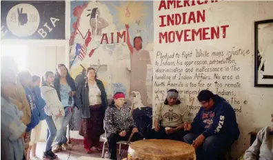  ??  ?? El tambor todavía
resuena. Celebració­n de miembros del Movimiento Indio Americano en el edificio del monumento conmemorat­ivo de Wounded Knee (Dakota del Sur).