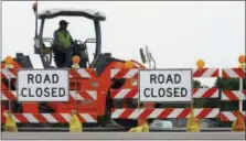  ?? SETH PERLMAN — THE ASSOCIATED PRESS FILE ?? Constructi­on crews build a four-lane highway in Edinburg, Ill.