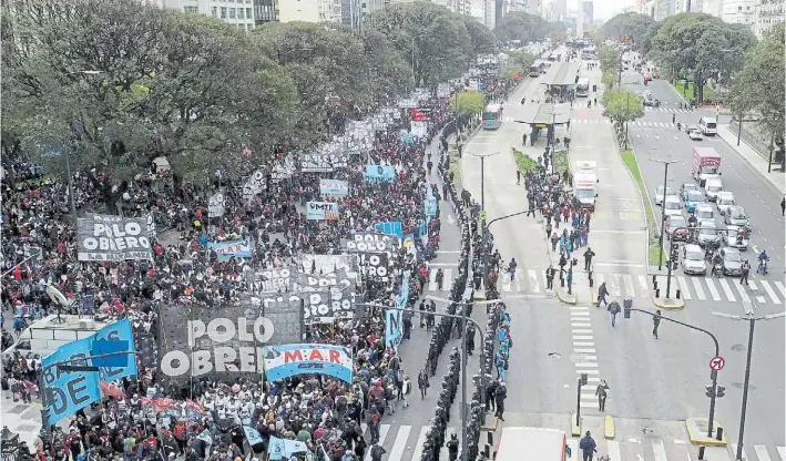  ?? MARIO QUINTEROS ?? Columna. Activistas de organizaci­ones sociales, ayer a la tarde en la 9 de Julio, frente al Ministerio de Desarrollo Social. A la noche, armaron carpas sobre el asfalto.