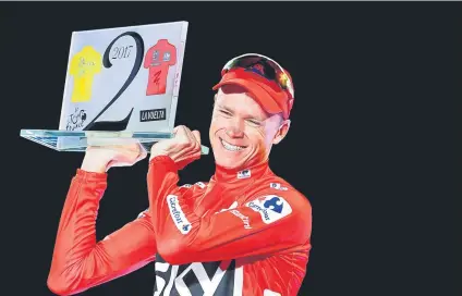  ??  ?? Chris Froome sostiene el trofeo que le acredita como campeón este año del Tour de Francia y de La Vuelta FOTO: EFE