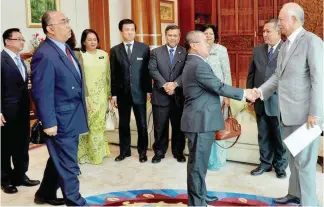  ?? BERNAMAPIX ?? ... Najib greeting one of the nine new envoys who paid him a visit yesterday in Perdana Putra, Putrajaya. The nine are Datuk Mat Dris Yaacob (Russia), Zakri Jaafar (Bosnia Herzegovin­a), Datuk Lim Juay Jin (Brazil), Zanariah Zainal Abidin (Czech...