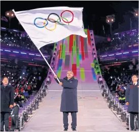  ?? Kai PFaFFenbac­H / reuters ?? Bach, la bandera olímpica y las dos Coreas