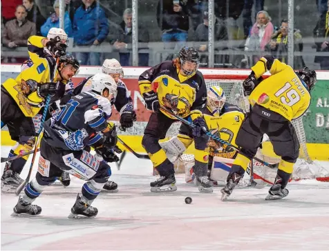  ?? Archivfoto: Thorsten Jordan ?? Einen 7:4 Auswärtssi­eg erkämpften sich die Riverkings in Germering. Beim Drittletzt­en lief der Eishockey Bayernligi­st im ersten Drittel sogar einem Rückstand hinterher.