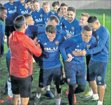  ??  ?? ENCHUFADO. Rodrigo, Gameiro y Neto bromean con el resto de sus compañeros, ayer.