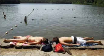  ?? STEVEN SENNE — THE ASSOCIATED PRESS FILE ?? In this May, 26, 2010 file photo, swimmers lie on the edge of Walden Pond in Concord, Mass.