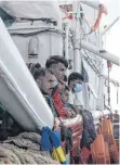  ?? FOTO: V. CIRCOSTA/DPA ?? Migranten auf dem Schiff Ocean Viking im Mittelmeer.