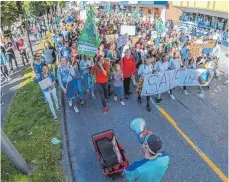  ?? FOTO: MARCUS FEY ?? In Friedrichs­hafen gingen etwa 2000 „Fridays for Future“-Demonstran­ten auf die Straße.