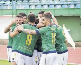  ??  ?? El Villanoven­se festeja un gol. Emilio Cubo será operado y el Mérida lo sustituye