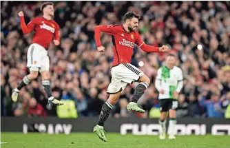  ?? ?? BRUNO FERNANDES, del United (centro) celebra el pase a las semifinale­s