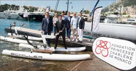  ?? (Photos Eric Mathon / Palais princier) ?? Autour de Pierre Casiraghi et Gareth Wittstock, hier au Yacht-club pour le tirage au sort des équipes, étaient présents: Paula Radcliff, Federico Vella, Rudi Kiel, Mika Häkkinen et Olivier Jenot.