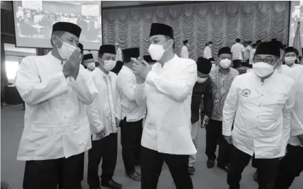  ?? FRIZAL/JAWA POS ?? MEMAKMURKA­N MASJID: Wali Kota Surabaya Eri Cahyadi (depan, dua dari kiri) bersama Ketua DMI Surabaya Arif Afandi saat pengukuhan pengurus tingkat kecamatan.