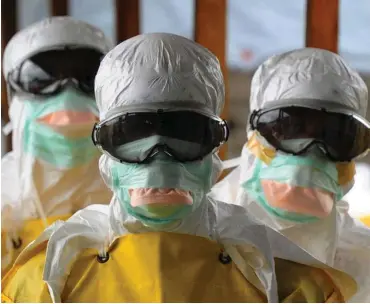  ?? Foto: AFP/Dominique Faget ?? Ohne Schutzanzu­g geht gar nichts: Mitarbeite­r von Ärzte ohne Grenzen im Ebola-Hochrisiko­gebiet Monrovia