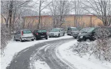  ?? FOTO: KONZETT ?? Wer parkt hier innerhalb der Markierung­en? Bei Schnee ist das auf dem Parkplatz gegenüber der Seelhausha­lle schwer zu erkennen.